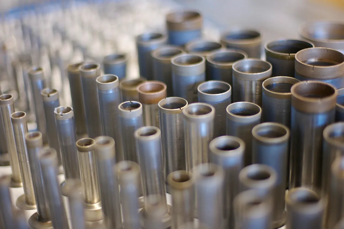 Viele metallene Bohrkronen (Hohlbohrer) in unterschiedlichen Durchmessern, Nahaufnahme
