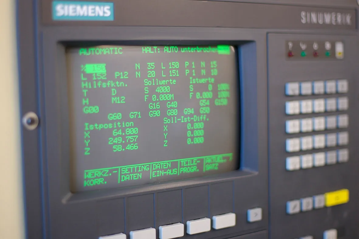 Bildschirm einer CNC-Steuerung mit Soll- und Istpositionen der Achsen X, Y und Z